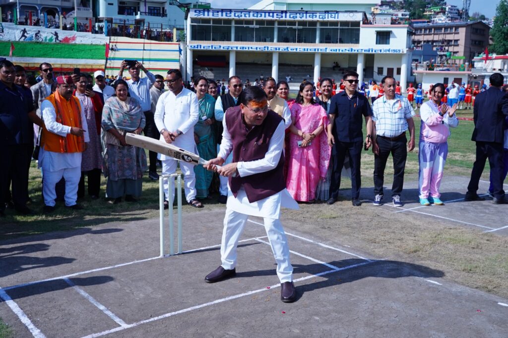 खिलाड़ियों के साथ खेल मैदान में उतरे मुख्यमंत्री