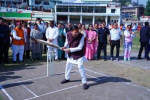 खिलाड़ियों के साथ खेल मैदान में उतरे मुख्यमंत्री