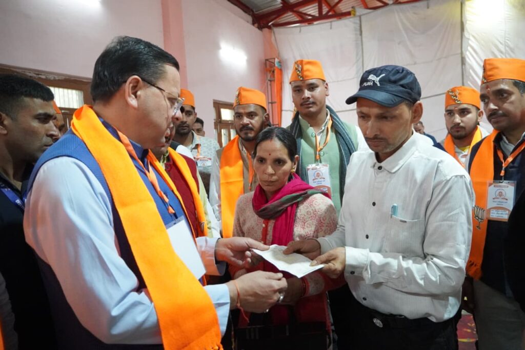 मुख्यमंत्री ने दिवंगत सोमेंद्र सिंह बोहरा के परिजनों को सौंपी ₹10 लाख की सहायता राशि