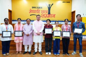 मुख्यमंत्री ने प्रदेश के मेधावी छात्र-छात्राओं को किया सम्मानित