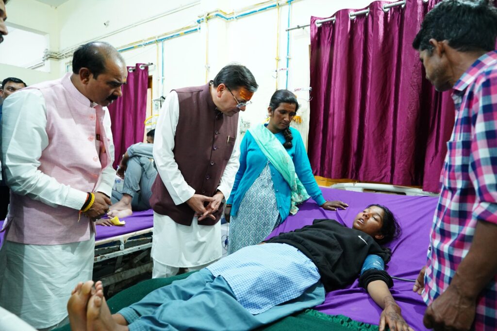मुख्यमंत्री ने जिला अस्पताल पहुंच मरीजों का जाना हालचाल, बेहतर स्वास्थ्य सुविधाओं का दिया भरोसा