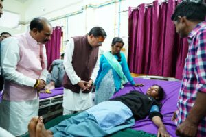 मुख्यमंत्री ने जिला अस्पताल पहुंच मरीजों का जाना हालचाल, बेहतर स्वास्थ्य सुविधाओं का दिया भरोसा