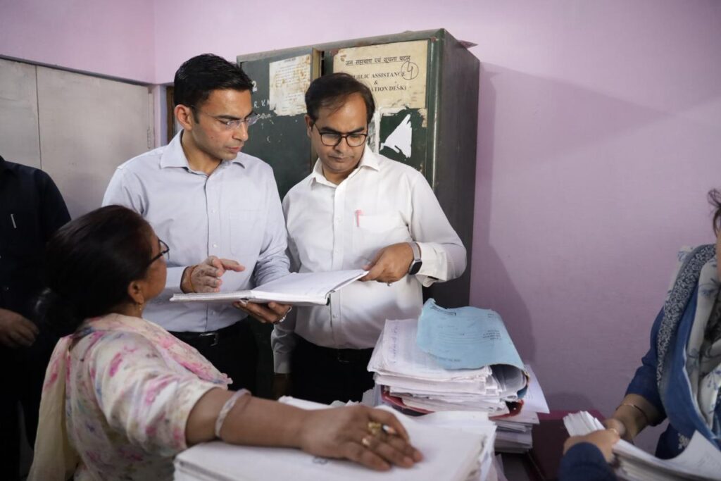 सब रजिस्टार कार्यालय विकासनगर में डीएम औचक निरीक्षण, पुराने विलेख पत्र रजिस्टर जब्त