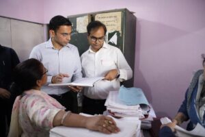 सब रजिस्टार कार्यालय विकासनगर में डीएम औचक निरीक्षण, पुराने विलेख पत्र रजिस्टर जब्त