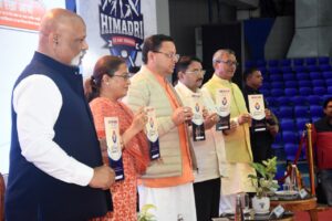 मुख्यमंत्री और खेल मंत्री ने लांच की उत्तराखंड आइस हॉकी टीम की जर्सी