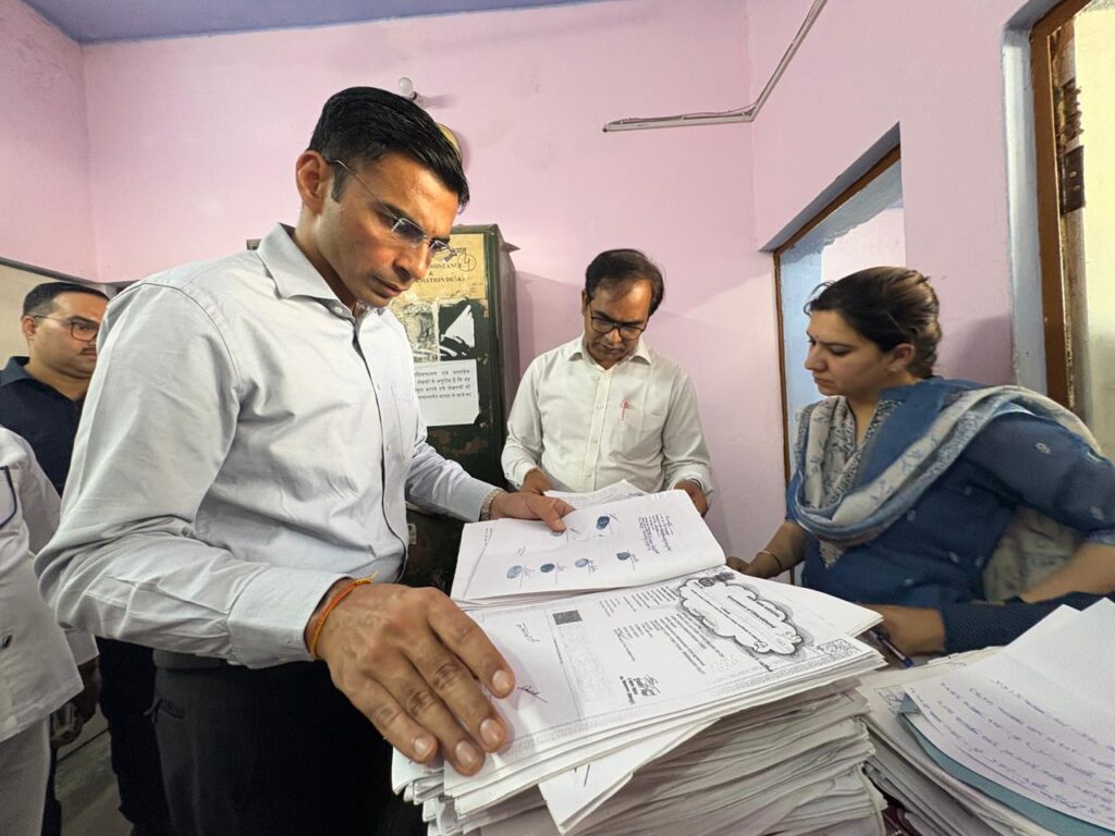 देहरादून: सब-रजिस्ट्रार कार्यालय विकासनगर में डीएम का औचक निरीक्षण में अनियमितताओं का बड़ा खुलासा