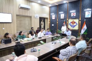 डेंगू रोकथाम को लेकर प्रशासन अलर्ट: डीएम ने ली अधिकारियों की बैठक