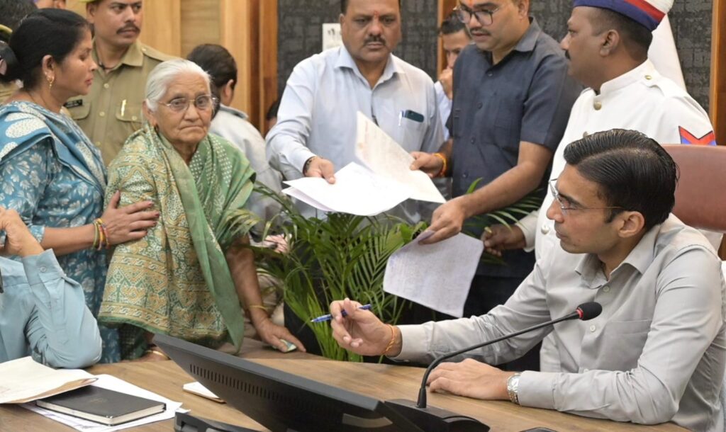 देहरादून: डीएम ने जनता दरबार में सुनी समस्याएं, फरियादियों की संख्या 300 पार