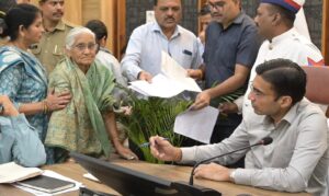देहरादून: डीएम ने जनता दरबार में सुनी समस्याएं, फरियादियों की संख्या 300 पार