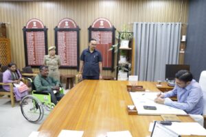देहरादून: डीएम के निर्देश पर आर्थिक तंगी से जूझ रहे दिव्यांग को  64 हजार का ऋण 