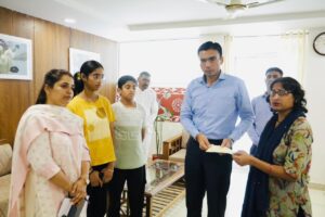 डीएम की पहल पर कैंसर पीड़ित सुनीता को आर्थिक सहायता, बच्चों की शिक्षा और उपचार में मिला सहारा