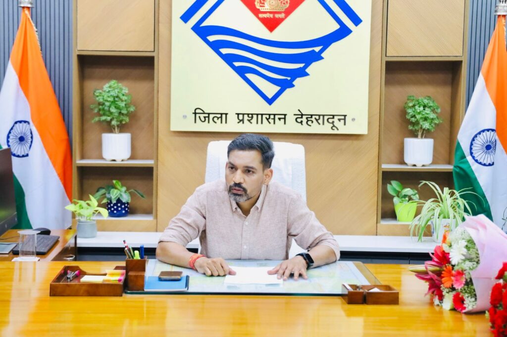 देहरादून के नए डीएम डॉ. आशीष चौहान ने कार्यभार संभाला
