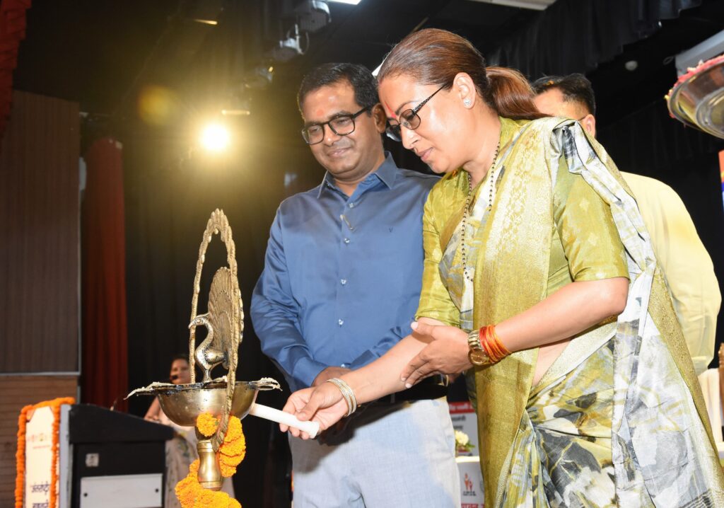विश्व मासिक धर्म स्वच्छता दिवस पर कैबिनेट मंत्री ने किया बालिकाओं को जागरूक