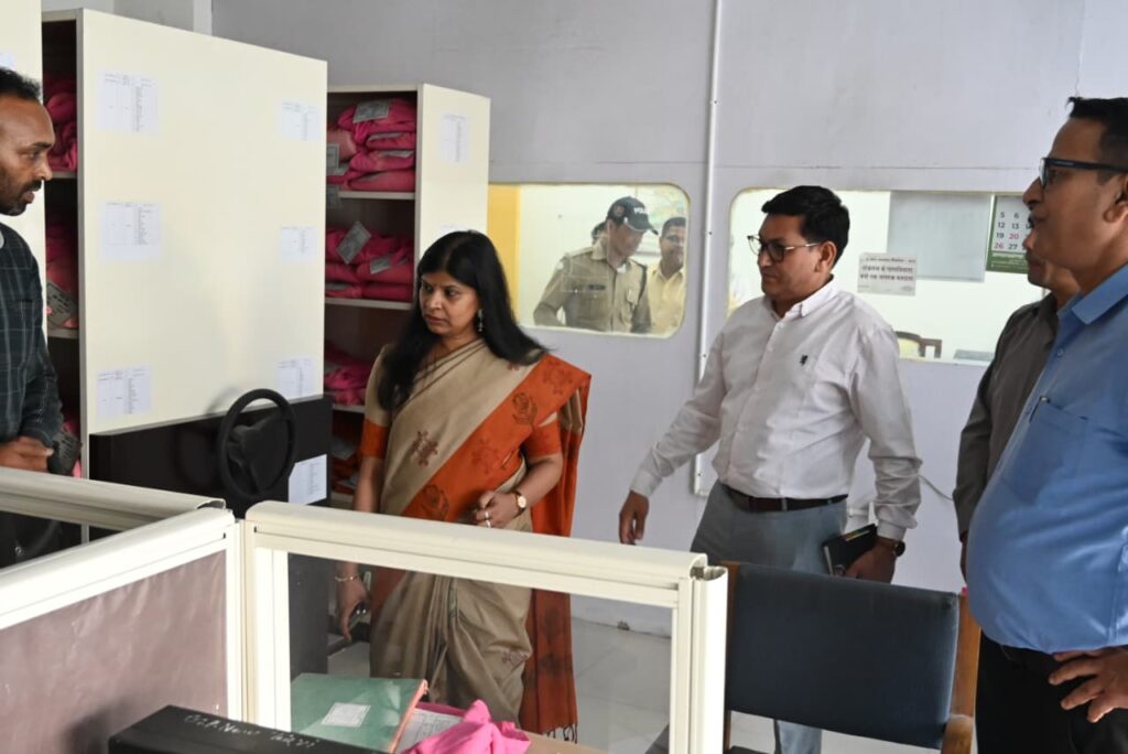 आयुक्त रंजना राजगुरु ने टिहरी कलेक्ट्रेट, तहसील कार्यालय  और मॉडर्न रिकॉर्ड रूम का किया निरीक्षण