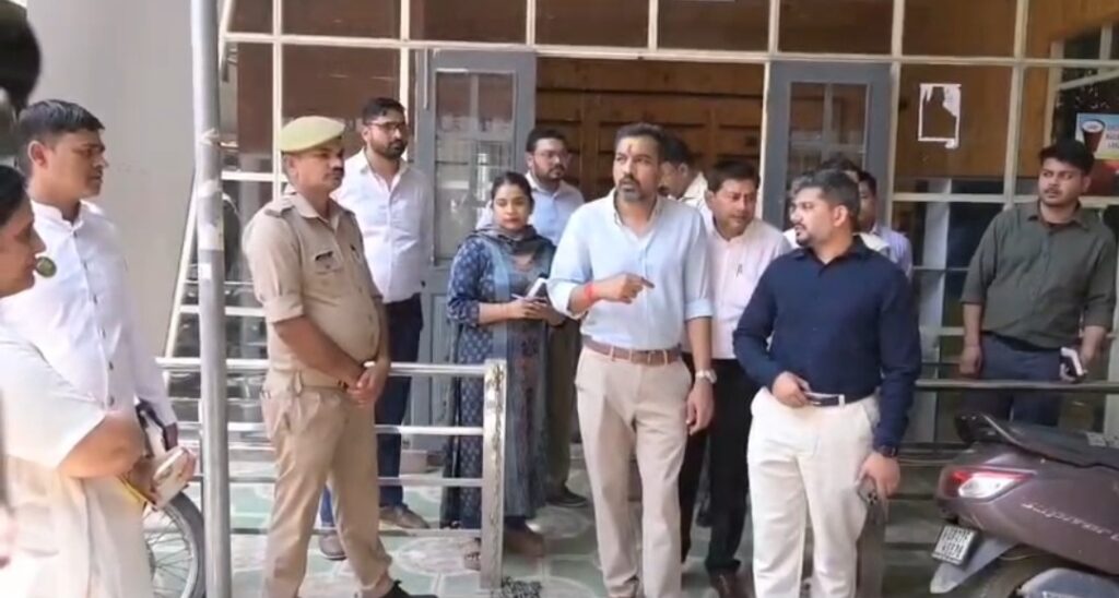 डीएम ने कलेक्ट्रेट परिसर स्थित कार्यालयों का किया निरीक्षण, अधिकारियों कार्मिकों को दिए आवश्यक दिशा-निर्देश
