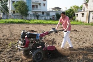 मुख्यमंत्री धामी ने खेत में चलाया टिलर, पारंपरिक कृषि और जैविक खेती को बढ़ावा देने का दिया संदेश