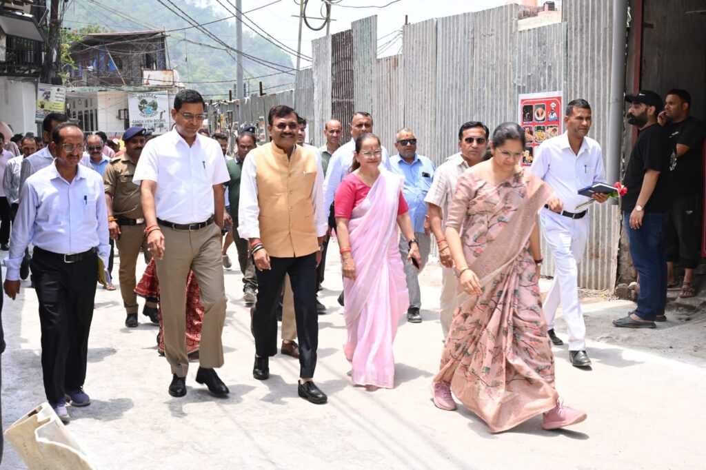 मुख्य सचिव ने किया टिहरी में बजरंग सेतु एवं हिलान्स हिमालयन भोजनालय का निरीक्षण