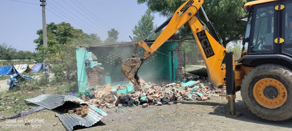 देहरादून: अतिक्रमण पर जिला प्रशासन की बड़ी कार्रवाई, अवैध निर्माण ध्वस्त