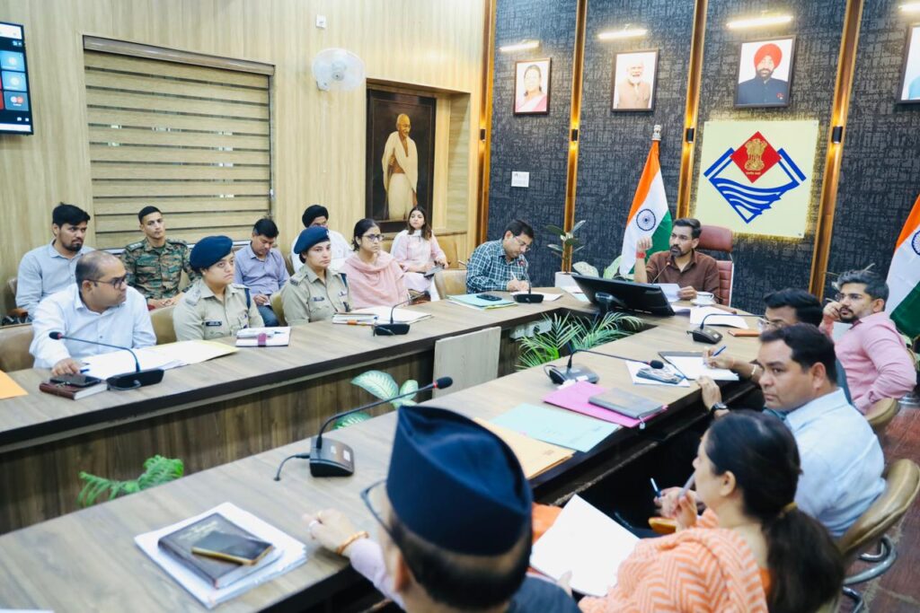 चारधाम यात्रा व्यवस्थाओं को लेकर डीएम सख्त: किसी भी स्तर पर लापरवाही बर्दाश्त नहीं