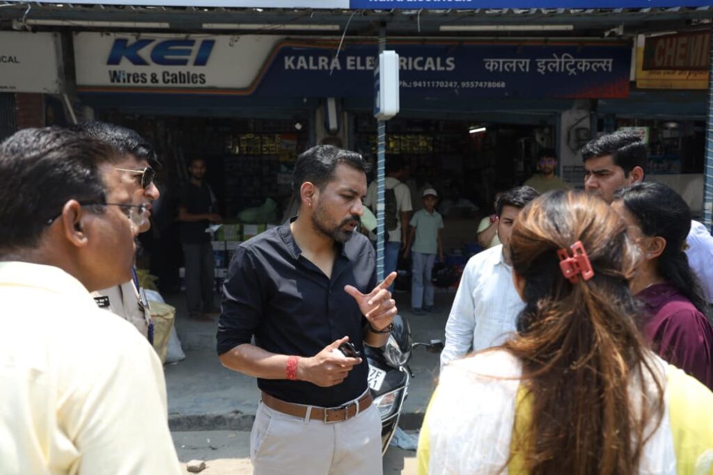 कार्यों की धीमी प्रगति पर डीएम सख्त: अधीक्षण अभियंता यूपीसीएल का रोका वेतन