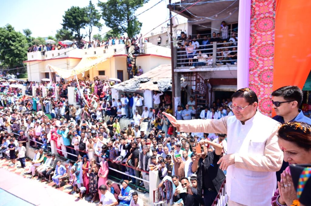 मुख्यमंत्री ने स्वतंत्रता संग्राम सेनानी स्व. केदार सिंह की प्रतिमा पर पुष्पांजलि अर्पित की
