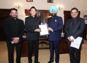 एसआईआर की शुरुआत बीएलओ द्वारा मतदाताओं को घर-घर जाकर गणना फार्म बांटने का कार्य प्रारंभ