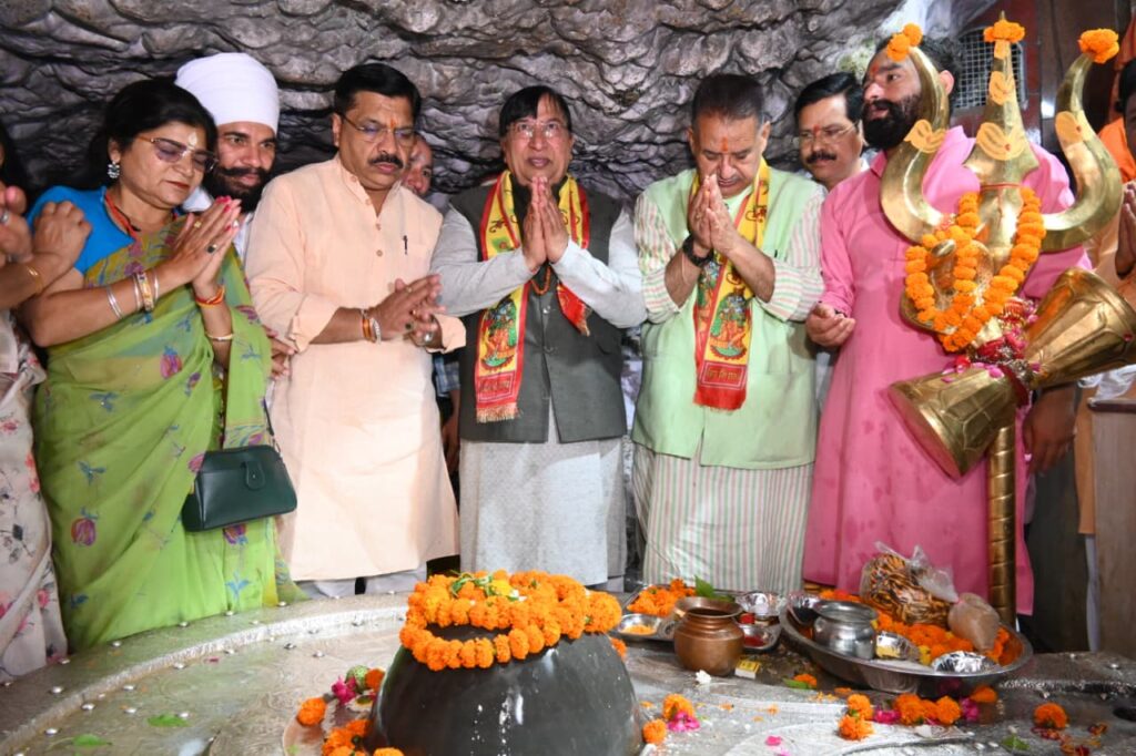 केन्द्र सरकार के 12 वर्ष पूर्ण होने पर टपकेश्वर मंदिर में पूजा-अर्चना करते कैबिनेट मंत्री जोशी