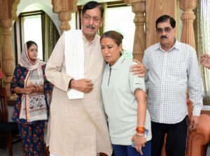 रेखा आर्या ने जसपाल राणा के आवास पहुँचकर दी श्रद्धांजलि, परिजनों को बंधाया ढांढस