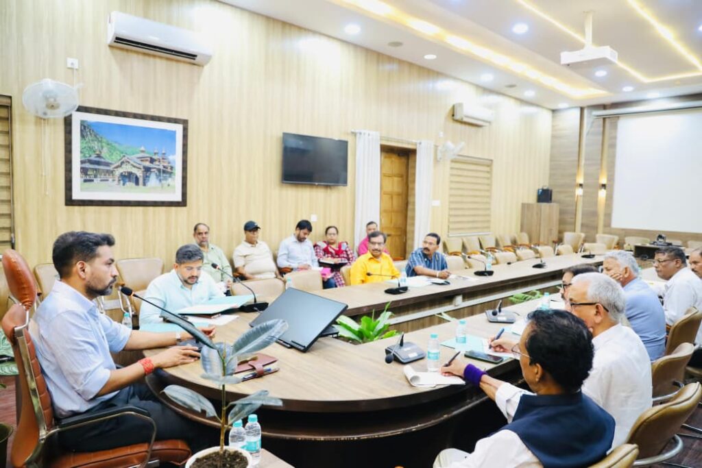 देहरादून: राजनीतिक दलों के प्रतिनिधियों संग डीएम, डीईओ की बैठक सम्पन्न