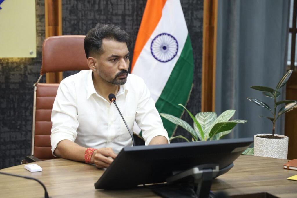 हर पात्र मतदाता का नाम सूची में सुनिश्चित करने के लिए जिला प्रशासन पूरी तरह सक्रियः डीएम 
