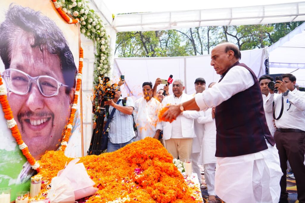 केंद्रीय रक्षा मंत्री राजनाथ सिंह ने स्वर्गीय जसपाल राणा को श्रद्धांजलि अर्पित की
