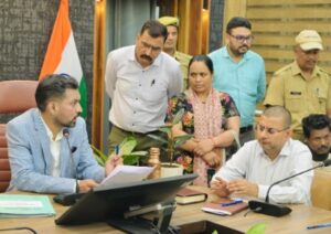 डीएम ने सुनी 171 फरियादियों की समस्याएं, अधिकांश मामलों का ऑन द स्पॉट निस्तारण