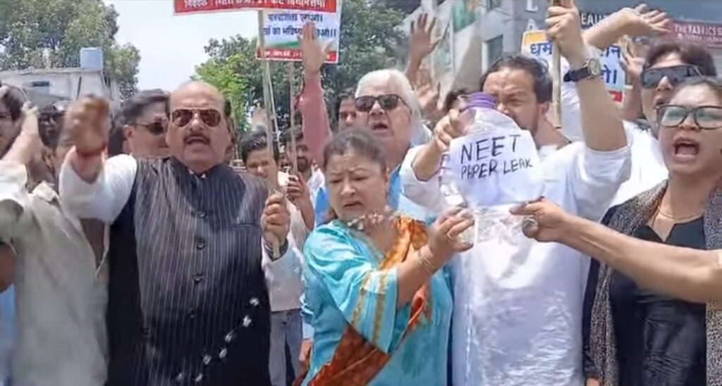 कांग्रेस ने शिक्षा व्यवस्था की विफलता के विरोध में निकली शव यात्रा