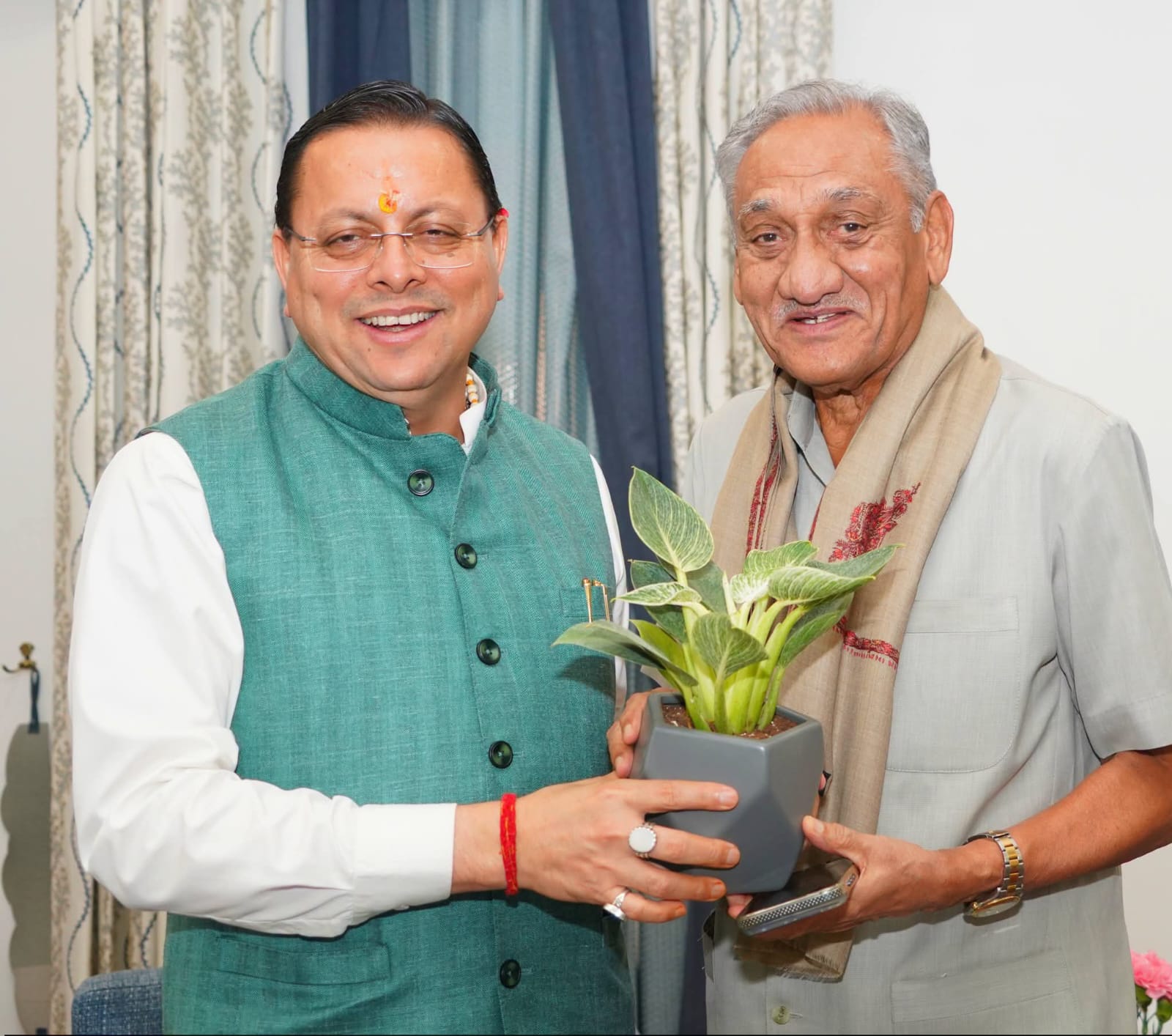 मुख्यमंत्री धामी से पूर्व मुख्यमंत्री विजय बहुगुणा ने की शिष्टाचार भेंट 