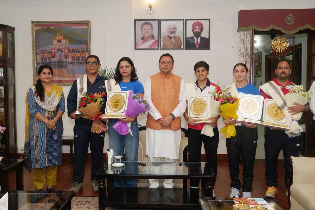 मुख्यमंत्री से मिलीं अंतरराष्ट्रीय स्तर पर पदक जीतने वाली उत्तराखंड की महिला मुक्केबाज, किया सम्मानित