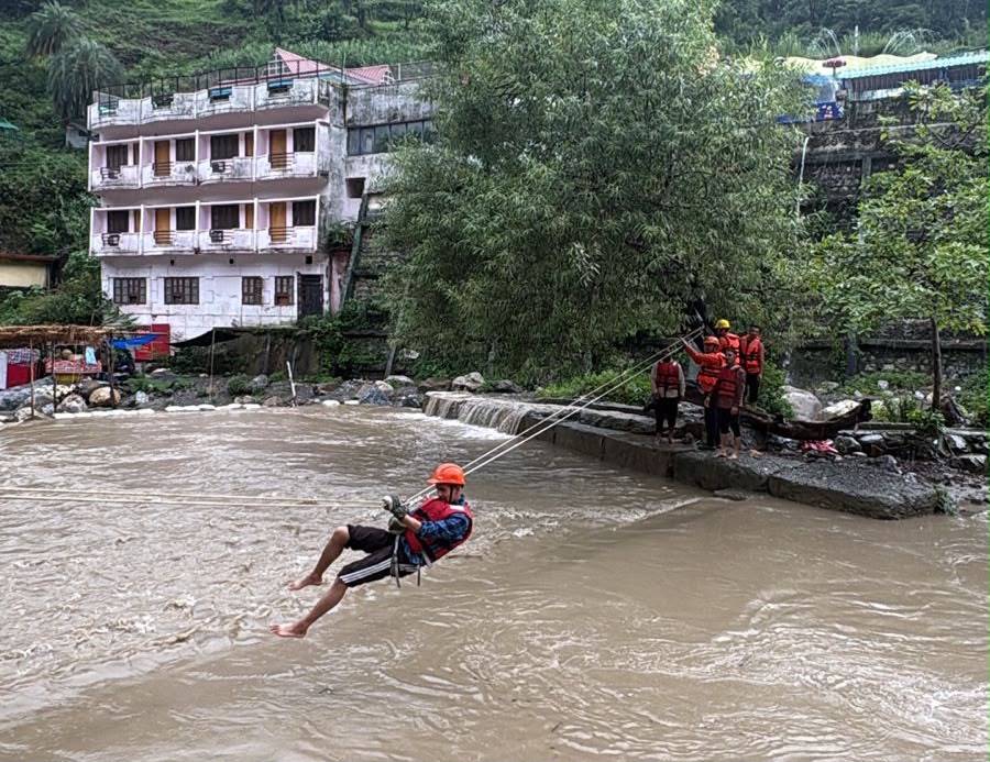 आपदा से निपटने की तैयारियों को परखाः देहरादून के सात संवेदनशील स्थानों पर एक साथ हुई मॉकड्रिल