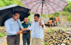 देहरादून: भारी बारिश के बीच ग्राउंड जीरो पर उतरे डीएम