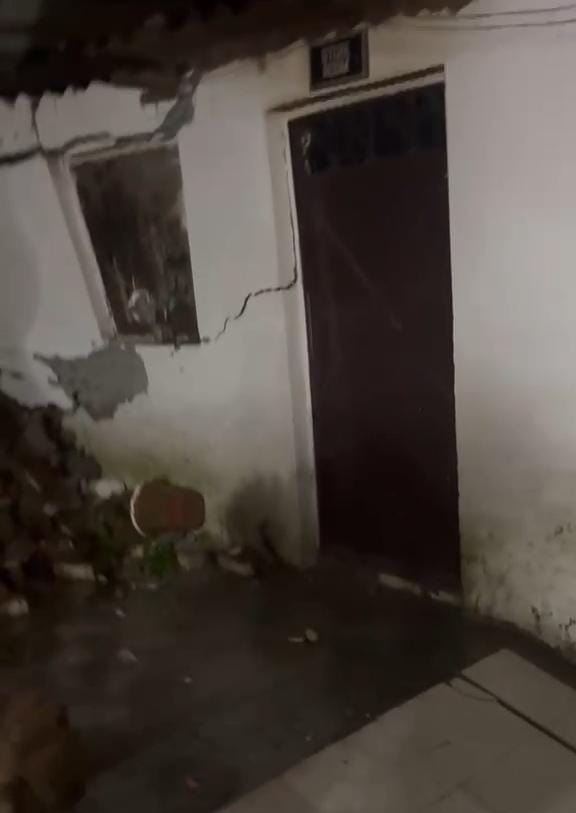 देहरादून: बारिश से पुश्ता ढहा, चार-पांच मकान क्षतिग्रस्त, डीएम रात को ही मौके पर पहुंचे