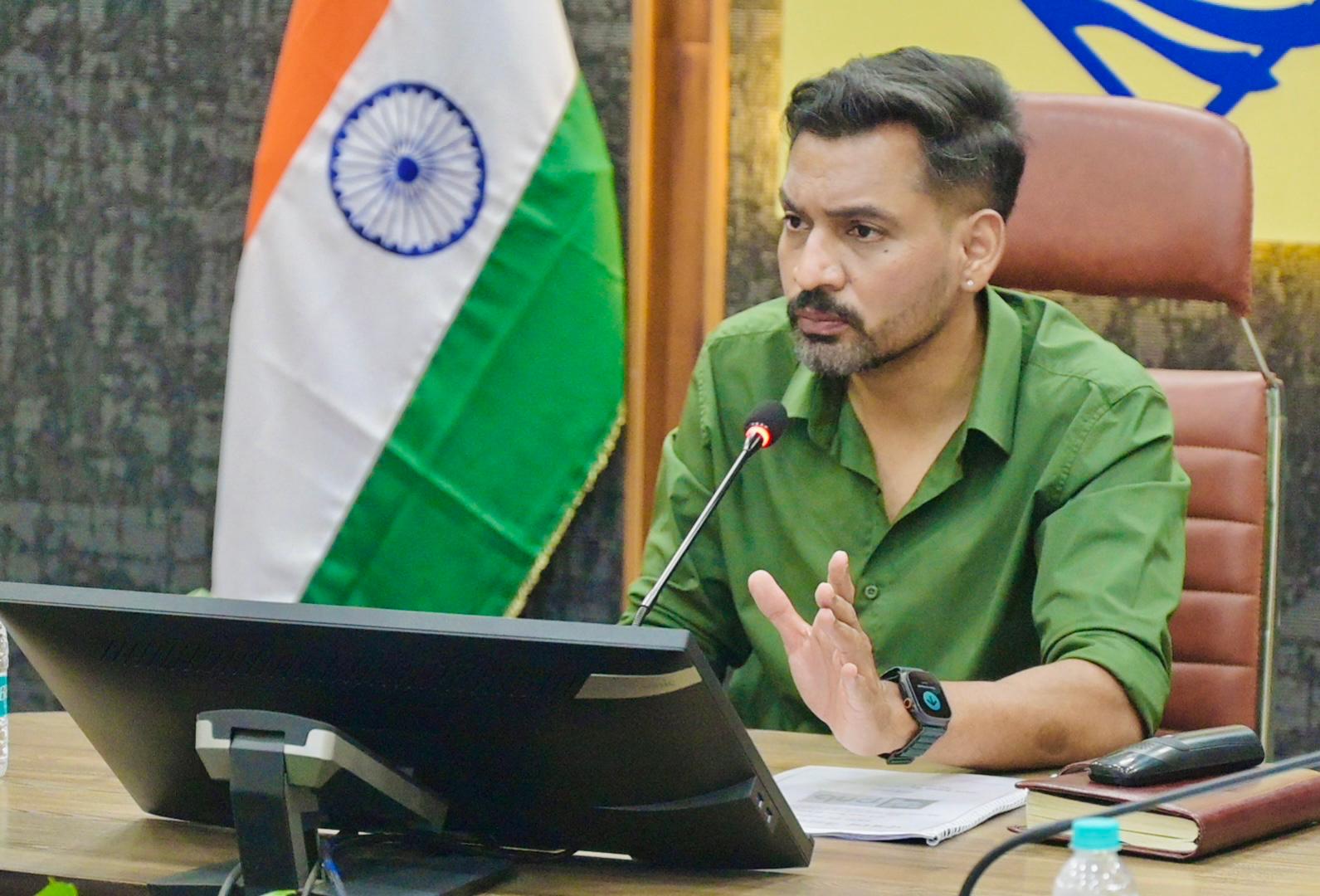 जल जीवन मिशन की अधूरी परियोजनाएं सर्वाेच्च प्राथमिकता से पूरी हों: डीएम