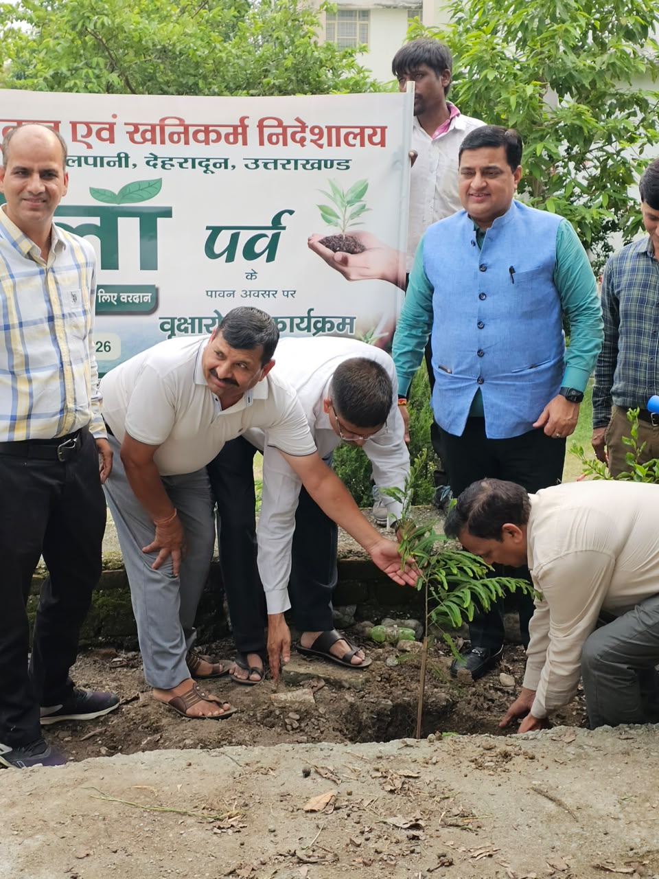 खनन विभाग के निदेशक राजपाल लेघा के नेतृत्व में वृक्षारोपण कार्यक्रम का आयोजन