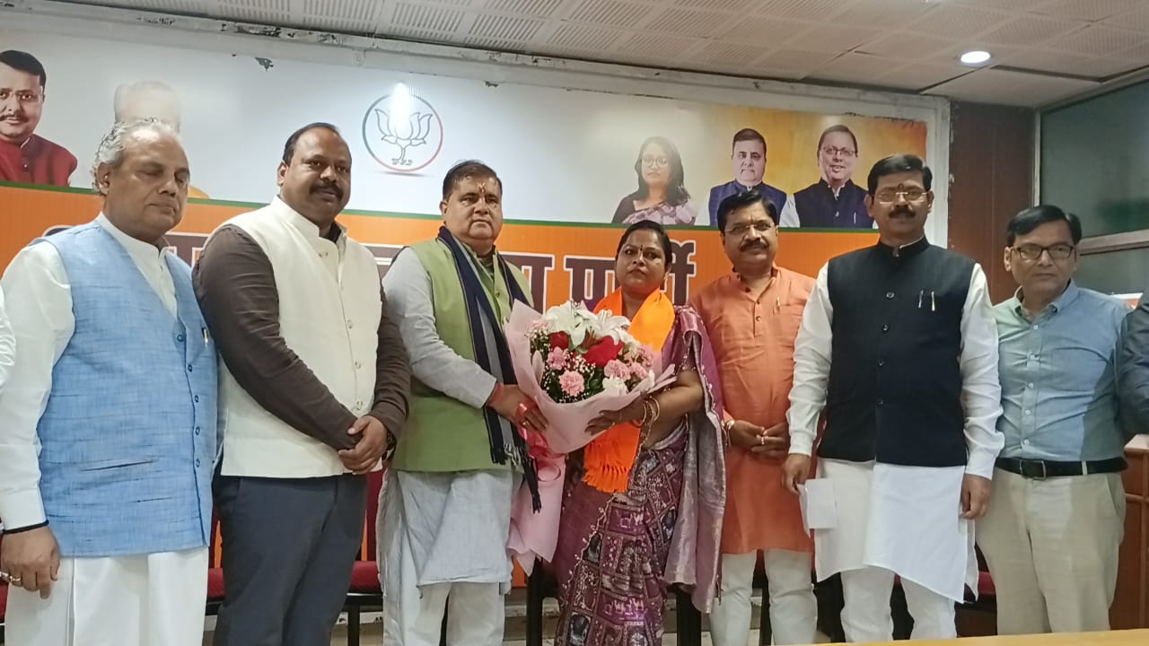 कांग्रेस को झटका: महिला जिलाध्यक्ष समेत कई जनप्रतिनिधि भाजपा में शामिल