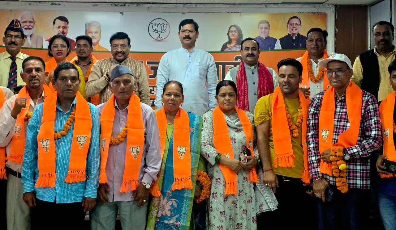 लगातार दूसरे दिन बड़ी संख्या में जनप्रतिनिधियों और सामाजिक कार्यकर्ताओं ने थामा भाजपा का दामन