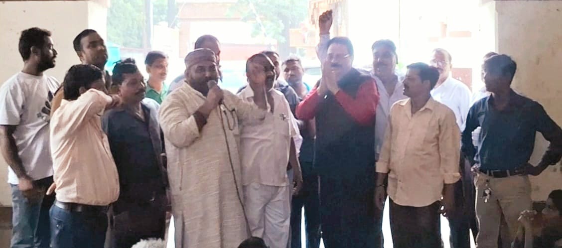 उपाध्यक्ष अशोक वर्मा सफाई कर्मचारी के धरना स्थल पर पहुंचे, वार्ता से समस्याओं के समाधान पर दिया जोर 