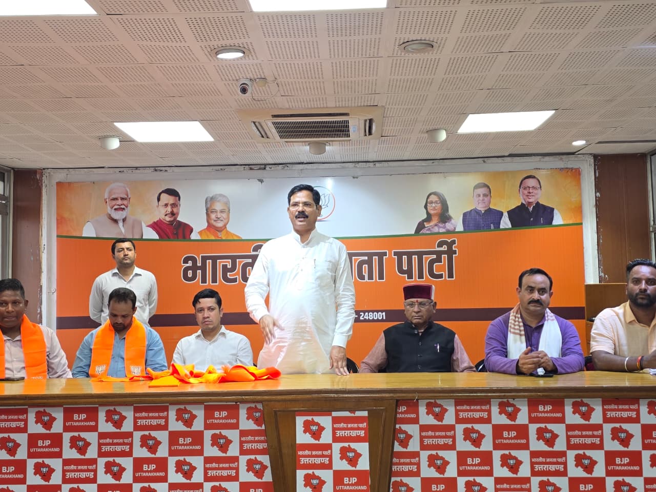 देहरादून: भाजपा में शामिल हुए सैकड़ों लोग