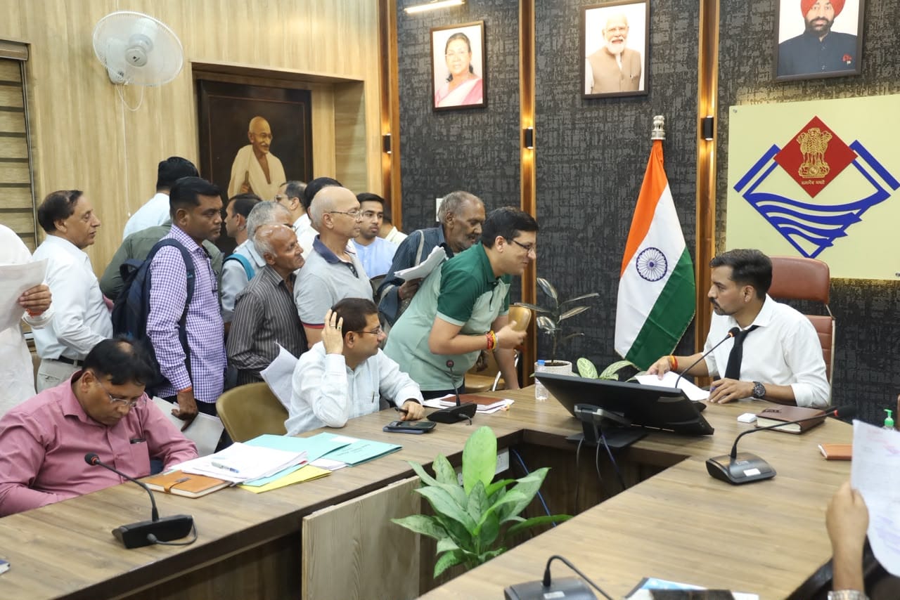 जनसमस्याओं के निस्तारण में लापरवाही बर्दाश्त नहीं, डीएम ने सुनीं 164 शिकायतें