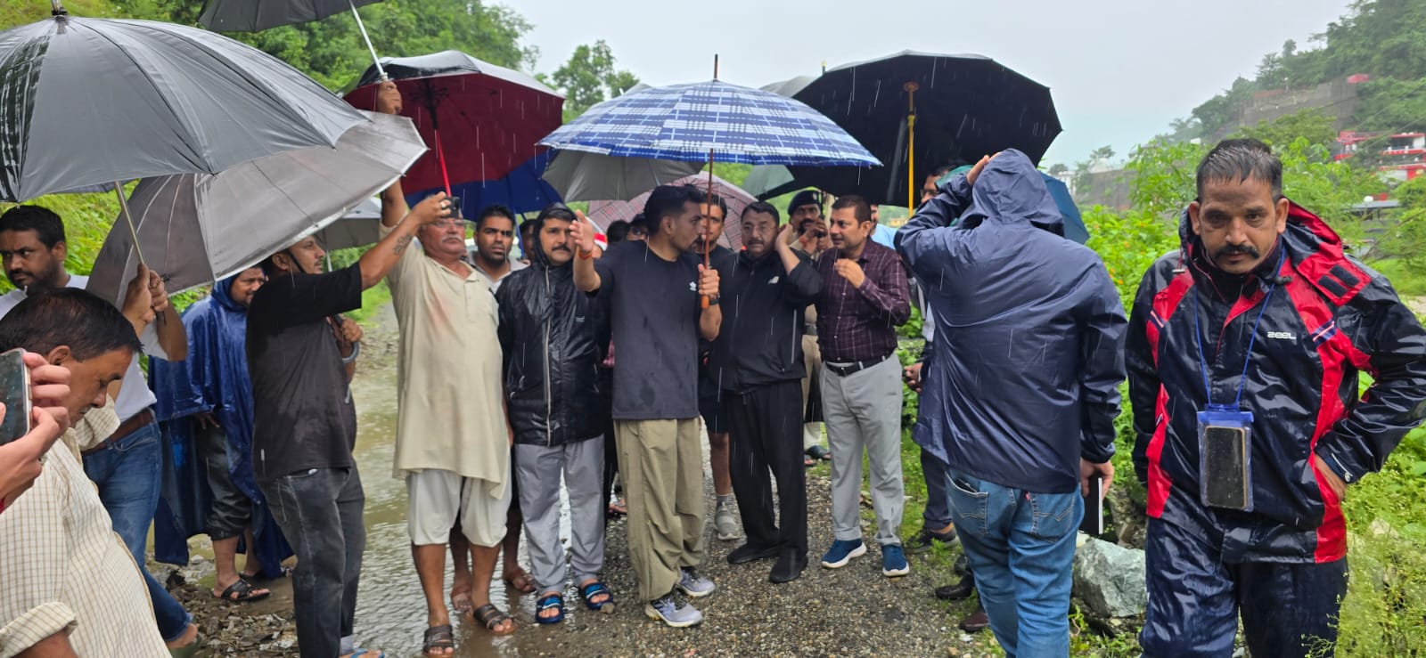देहरादून: बारिश बारिश के चलते डीएम डॉ. आशीष चौहान ग्राउंड जीरो पर, चारधाम यात्रा दो दिन के लिए स्थगित