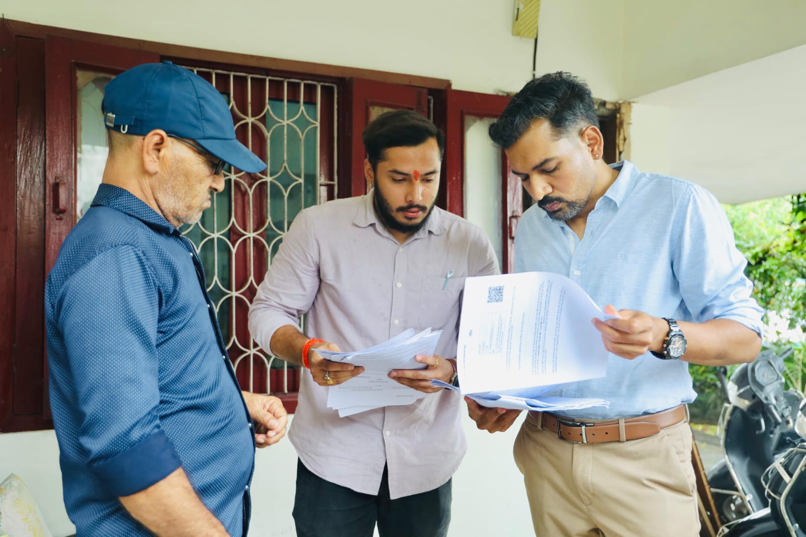 मतदाता सूची पुनरीक्षण की जमीनी पड़ताल को ग्राउंड जीरो पर उतरे डीएम
