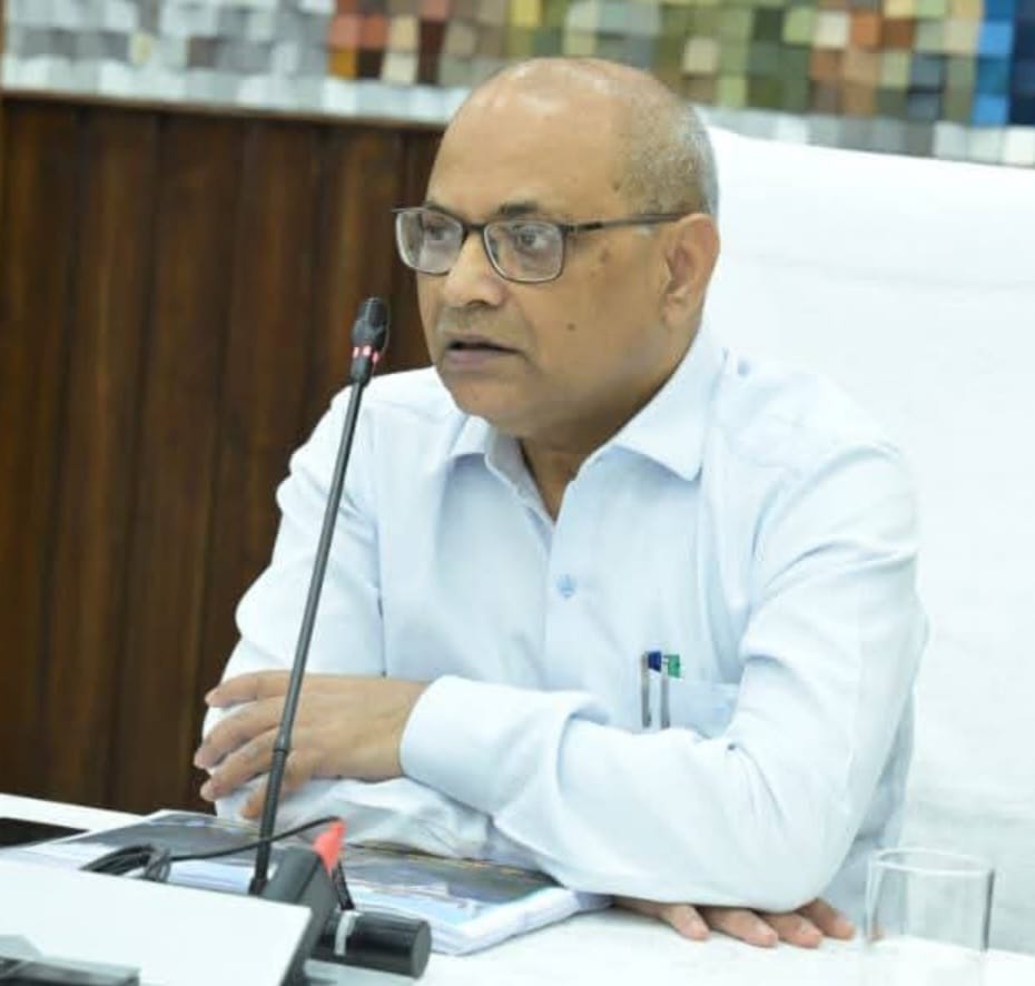आपदा राहत कार्यों में तेजी लाएं, अवरुद्ध मार्गों को प्राथमिकता से खोलें: गढ़वाल आयुक्त 