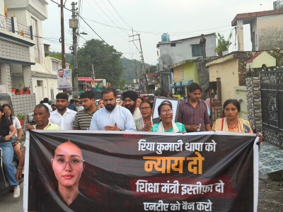 रिया थापा को न्याय दिलाने की मांग को लेकर वैभव वालिया के नेतृत्व में निकाला कैंडल मार्च