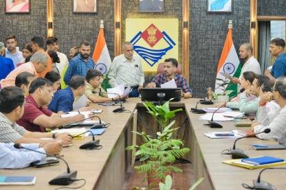 समाधान दिवस में डीएम सख्त: लापरवाह अधिकारियों को चेतावनी